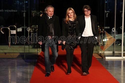Peter Bratuša, režiser, Luka Novak in Valentina Smej Novak, voditelja oddaje Ljubezen gre skozi želodec