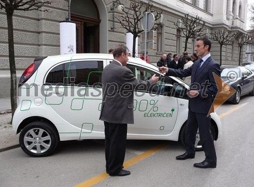 Rektor Univerze v Ljubljani prof.dr. Radovan Stanislav Pejovnik in generalni direktor Peugeot Slovenija Alberic Chopelin pri predaji ključev električnega vozila Peugeot iOn