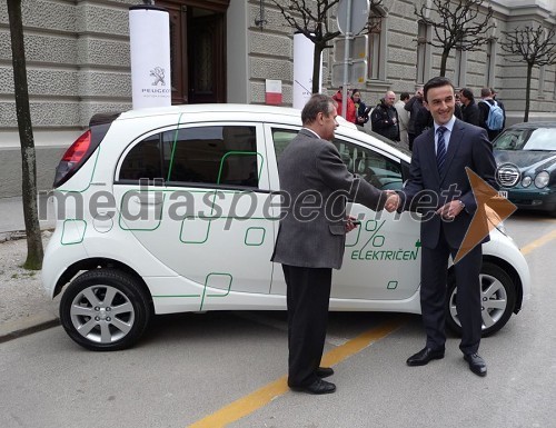 Rektor Univerze v Ljubljani prof.dr. Radovan Stanislav Pejovnik in generalni direktor Peugeot Slovenija Alberic Chopelin pri predaji ključev električnega vozila Peugeot iOn