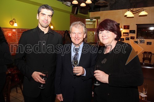 Bor Greiner, odgovorni urednik Radia City in povezovalec koncerta, dr. Davorin Kračun, predsednik Rotary kluba Maribor ter Heather Pirjevec, članica združenja Koraki za korakce in redaktorica v angleški redakciji Radia Slovenia