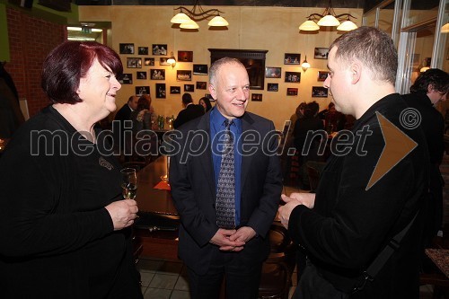 Heather Pirjevec, članica združenja Koraki za korakce in redaktorica v angleški redakciji Radia Slovenia, Joseph A. Mussomeli, veleposlanik ZDA v Sloveniji ter Boštjan Usenik, manager vokalne skupine Perpetuum Jazzile