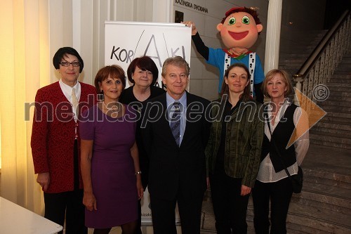 Dr. Davorin Kračun, predsednik Rotary kluba Maribor, Andreja Kračun, predsednica dobrodelnega združenja Koraki za korakce, Heather Pirjevec, članica združenja Koraki za korakce in redaktorica v angleški redakciji Radia Slovenia, ..., ... in ... 	 
