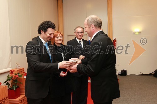 Dr. Patrick Vlačič, minister za promet in Milan Lemovec, direktor podjetja Bramac d.o.o..