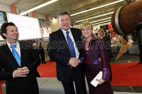 Dr. Patrick Vlačič, minister za promet, Dušan Črnigoj, generalni direktor podjetja Primorje d.d. in Simona Žugelj, Vinska kraljica Slovenije 2011