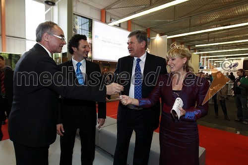 Janez Erjavec, direktor Pomurskega sejma, dr. Patrick Vlačič, minister za promet, Dušan Črnigoj, generalni direktor podjetja Primorje d.d. in Simona Žugelj, Vinska kraljica Slovenije 2011