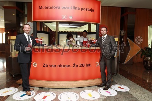Niko Kušar, vodja sektorja za tržno komuniciranje Mobitel d.d. in Tomaž Jontes, direktor Enote marketing v družbi Mobitel d.d.