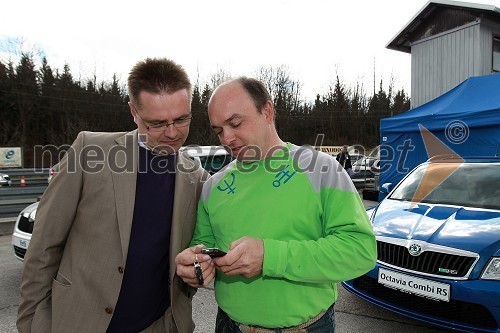 	Petr Podlipny, direktor znamke Škoda pri Porsche Slovenija d.o.o. in Darko Peljhan, voznika rallyja