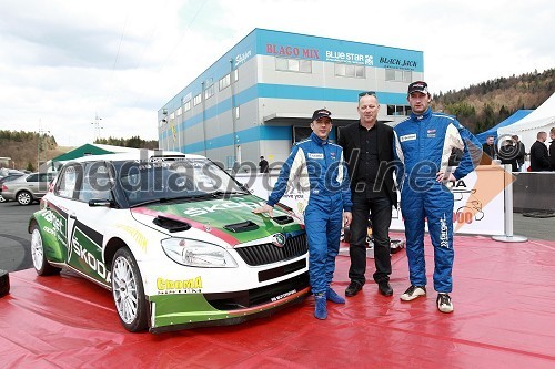 Karmen Krašovec, vodja marketinga Škoda Slovenije, Petr Podlipny, direktor znamke Škoda pri Porsche Slovenija d.o.o., Škoda Fabia S2000, ..., Peter Brajnik, Porsche Slovenija d.o.o., Aleks Humar, voznik rallyja in Darko Lah, voznik rallyja 	 
