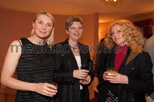 Darja Reichman, igralka, Mirjam Drnovšček, v.d. direktorica Prešernovega gledališča Kranj in mag. Tina Kosi, upravnica SLG Celje