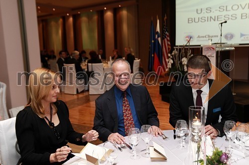 Mag. Ajša Vodnik, izvršna direktorica Ameriške gospodarske zbornice (AmCham), Joseph A. Mussomeli, veleposlanik ZDA v Sloveniji in Matjaž Rakovec, predsednik uprave zavarovalnice Triglav