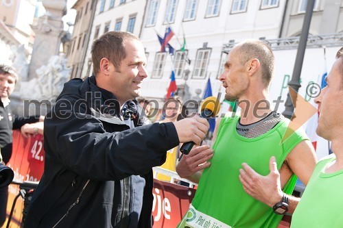 Robert Bogataj, povezovalec prireditve in Mirko Janjatovič, član zmagovalne moške trojke na 29 km