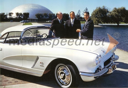 William L. Mitchell, predstavnik GM-a, Alan B. Shepard, in Edward N. Cole, predstavnik Chevroleta poleg Corvette, letnik 1962
