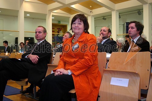 Prof. dr. Marko Jesenšek, dekan Filozofske fakultete Univerze v Mariboru in prof. dr. Jaynie Anderson, predsednica Mednarodnega združenja za zgodovino umetnosti