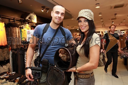 Iris Mulej, miss Slovenije 2006 in njen pes Tay ter fant Črt Slavec, fotograf