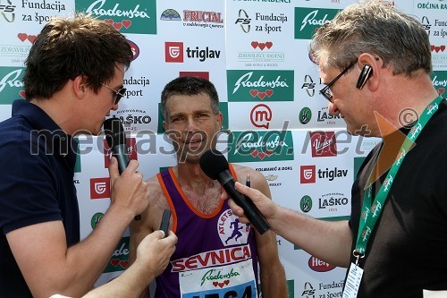 Mitja Šeško, novinar, Robert Lendaro, zmagovalec v teku na 10 km in ...