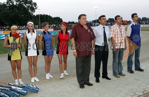 Hostese, podpredsednik HMZ (Hrvaške moto zveze), lastnik stadiona Milenium in predsednik Speedway kluba Unia Goričan Zvonimir - Zvonko Pavlic, glavni sodnik prve dirke Andrej Matjašec in direktor dirke Mario Ružman