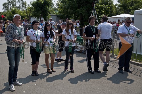 Petra Majdič, smučarska tekačica, ..., ..., ..., Primož Peterka, smučarski skakalec in Zvonko Murgelj, direktor podjetja Radenska