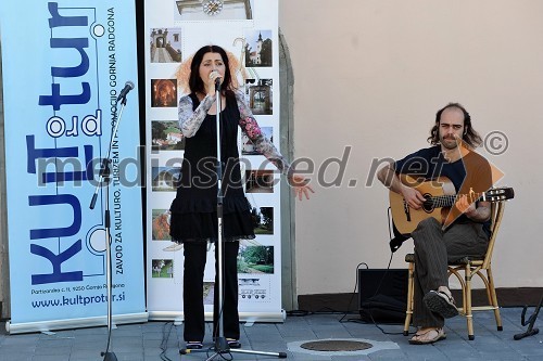 Klarisa Jovanovič, pevka in Luka Ropret, glasbenik