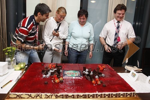 Bor Greiner, odgovorni urednik Radia City, Anja Prislan, Maja Kostajnšek ter Mišo Hölbl, direktor in lastnik Radia City