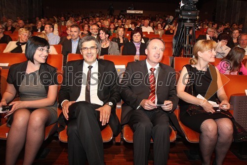 Tjaša Vidic, vodja kabineta Ministrstva za zdravje, Dorijan Marušič, minister za zdravje, Jernej Završnik, direktor ZD dr. Adolfa Drolca Maribor in soproga Renata