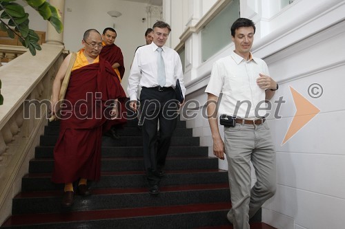 Geshe Ngawang Samten,
prorektor na Centralni univerzi za tibetanske študije, prof. dr. Danijel Rebolj, rektor Univerze v Mariboru ter prof. dr. Dejan Dinevski, predstavnik Univerze v Mariboru