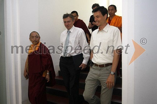 Geshe Ngawang Samten,
prorektor na Centralni univerzi za tibetanske študije, prof. dr. Danijel Rebolj, rektor Univerze v Mariboru ter prof. dr. Dejan Dinevski, predstavnik Univerze v Mariboru