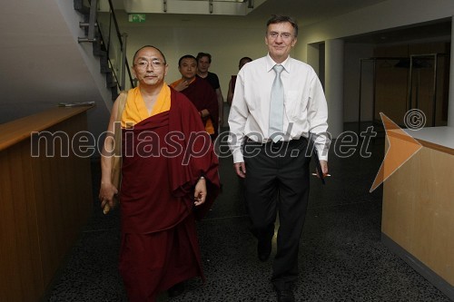 Geshe Ngawang Samten,
prorektor na Centralni univerzi za tibetanske študije ter prof. dr. Danijel Rebolj, rektor Univerze v Mariboru