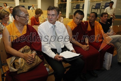 Geshe Ngawang Samten,
prorektor na Centralni univerzi za tibetanske študije, prof. dr. Danijel Rebolj, rektor Univerze v Mariboru, ..., ..., ...