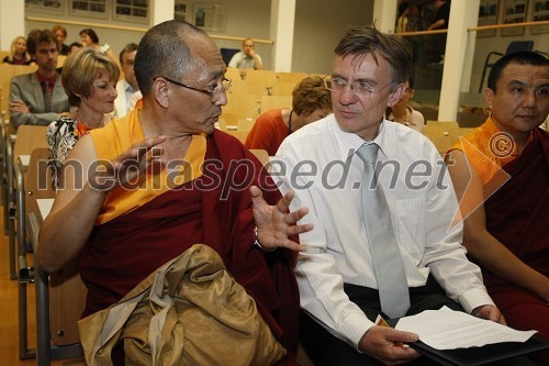 Geshe Ngawang Samten,
prorektor na Centralni univerzi za tibetanske študije ter prof. dr. Danijel Rebolj, rektor Univerze v Mariboru