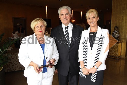 Mag. Friderika Kresal, predavateljica fizoterapije, prof. dr. Ludvik Toplak, predsednik Evropskega središča Maribor, Patricija Jankovič, predsednica programskega odbora konference
