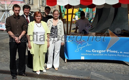 Gregor Pivec, direktor Splošne bolnišnice Maribor, sinova Vid in Lenart, žena Milena ter hčerka Zala