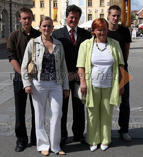 Gregor Pivec, direktor Splošne bolnišnice Maribor, sinova Vid in Lenart, hčerka Zala ter žena Milena