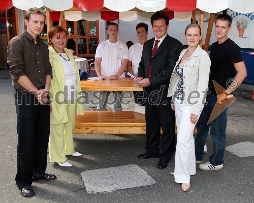 Gregor Pivec, direktor Splošne bolnišnice Maribor, sin Vid, žena Milena, hčerka Zala in sin Lenart