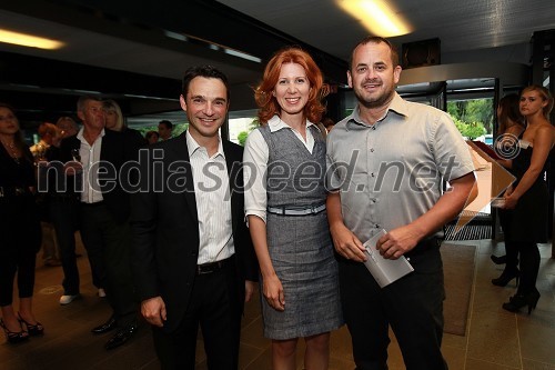 Danilo Ferjančič, generalni direktor Porsche Slovenija d.o.o, Tadeja Hanžekovič in Peter Podlunšek, akrobatski pilot