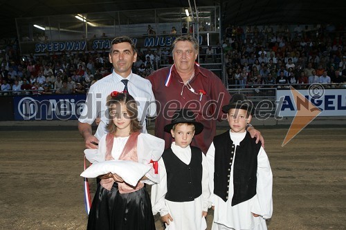 Lastnik stadiona Milenium in predsednik Speedway kluba Unia Goričan Zvonimir - Zvonko Pavlic ter podpredsednik HMZ (Hrvaške moto zveze) z otroci, ki so držali škarje pri prerezu traku novega stadiona