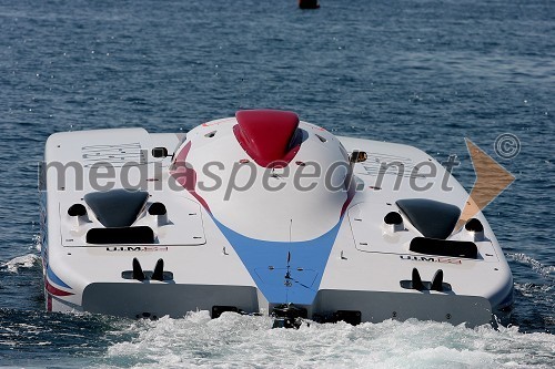 čoln QATAR 96, voznika šejk Hassan J.Al Tani ( Qatar) in Matteo Nicolini ( Italija )