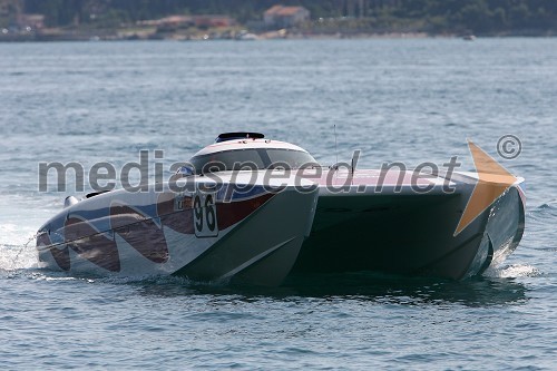 čoln QATAR 96, voznika šejk Hassan J.Al Tani ( Qatar) in Matteo Nicolini ( Italija)