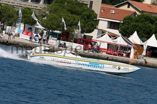 čoln SEVENELEVEN , voznika Nicola Giorgi ( Italija) in Pal Virik Nielsen (Norveška)