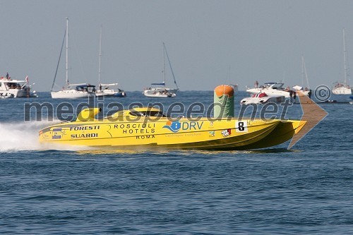čoln FORESTI&SUARDI-ROSCIOLI HOTELS, voznika Giampaolo Montavoci (Italija) in Domenico Cirilli (Španija) v kvalifikacijskem krogu...
