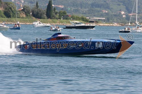 čoln VICTORY 7, voznika Nadir Bin Hendi (UAE) in Ahmed Al Suwaidi (UAE)