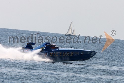 čoln VICTORY 77, voznika Mohammed Al Marri (UAE) in Jean Marc Sanchez (Francija)