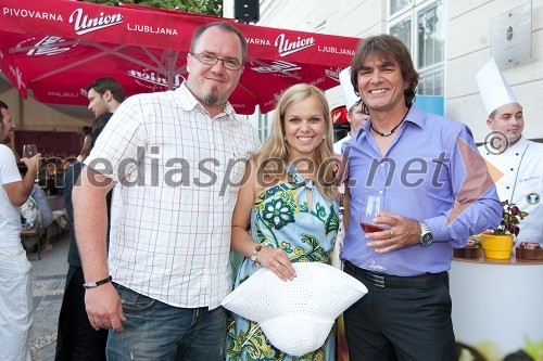 Člani žirije: Dominik Grbec, Heinz, Špela Močnik, moderatorka Radia Center in Brane Kastelic, dopisnik