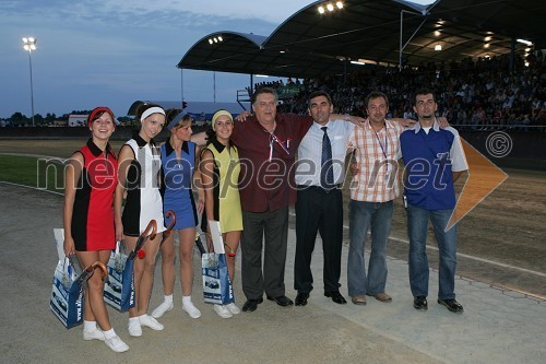 Štartne deklice, podpredsednik HMZ (Hrvaške moto zveze), lastnik stadiona Milenium in predsednik Speedway kluba Unia Goričan Zvonimir - Zvonko Pavlic, glavni sodnik prve dirke Andrej Matjašec in direktor dirke Mario Ružman