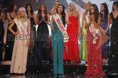 Ajda Sitar, druga spremljevalka Miss Universe Slovenije 2011, Ema Jagodic, Miss Universe Slovenije 2011 in Nataša Naneva, druga spremljevalka Miss Universe Slovenije 2011