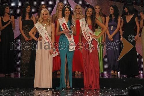 Ajda Sitar, druga spremljevalka Miss Universe Slovenije 2011, Ema Jagodic, Miss Universe Slovenije 2011 in Nataša Naneva, druga spremljevalka Miss Universe Slovenije 2011