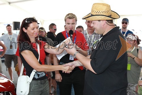 Simona Mavsar, direktorica znamke Seat, Dejan Salober in Denis Avdič, moderator na Radio 1