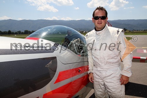 		
 	Peter Podlunšek, akrobatski pilot