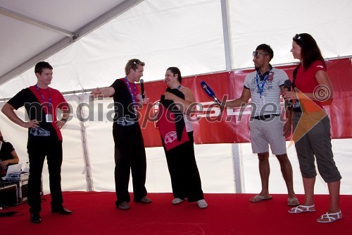 Boštjan Romih, voditelj, Denis Avdič, moderator na Radio 1, Veronika Vitežnik, dobitnica avta Radio 1, ... in Simona Mavsar, direktorica znamke Seat