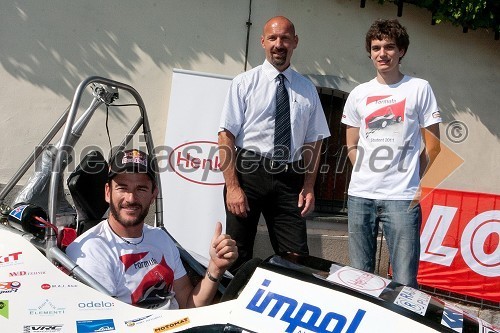 Marc Coma, zmagovalec Rally Dakar, dr. Niko Samec, profesor na fakulteti za strojništvo in Dino Florjančič, študent FS MB in vodja projekta Formula Student 
