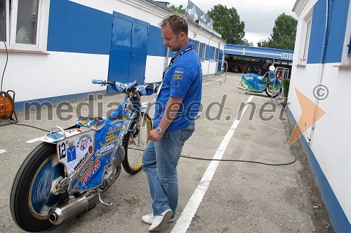 Tomek Suskiewicz, manager Emila Sayfutdinova med ogrevanjem motorja